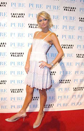 Paris Hilton met nieuwe schoenen